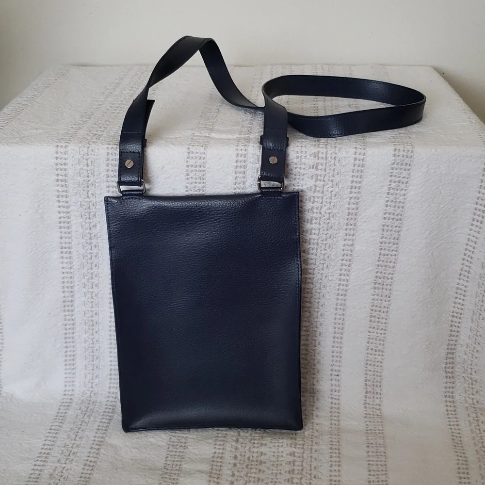 Laurige Criateru purple genuine Leather crossbody purse. Silver hardware.